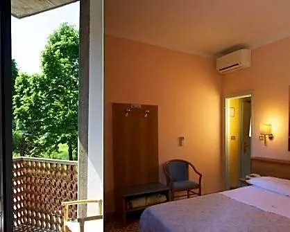 Astor Hotel 2*
